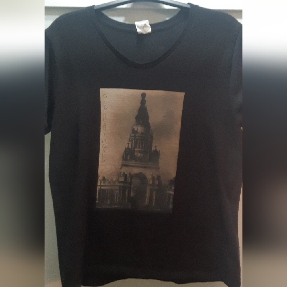 5/$25.00 Size M Black Short Sleeve Tee with Architectural Print Gothcore